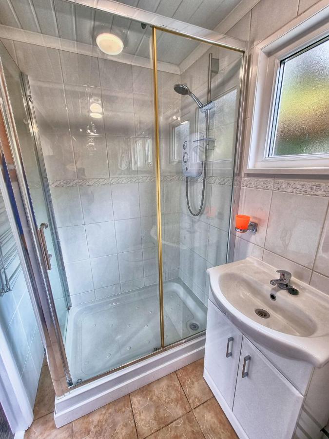 Caswell Beach Chalet 70 Located In Gower Peninsula Swansea Eksteriør billede